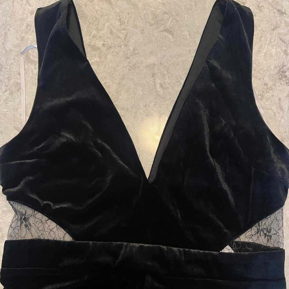 Lulus Black Velvet Wide Leg Jumpsuit Lace Back V‎ Neck Size M NWT - Picture 9 of 9